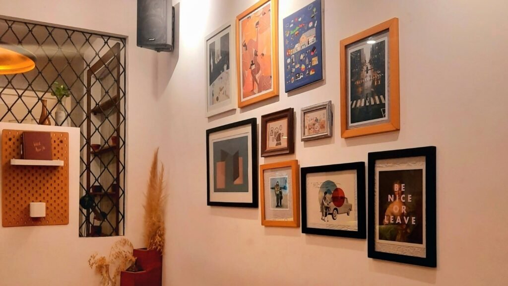 Combinații de printuri decorative pe perete