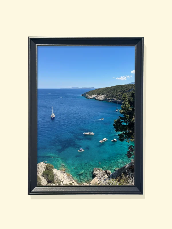 tablou cu mare turcoaz în ramă neagră