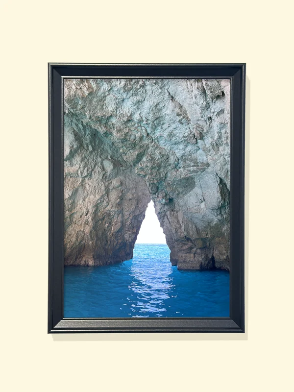 tablou cu mare în ramă neagră