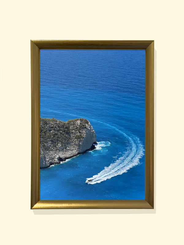 tablou cu barcă și mare în ramă aurie