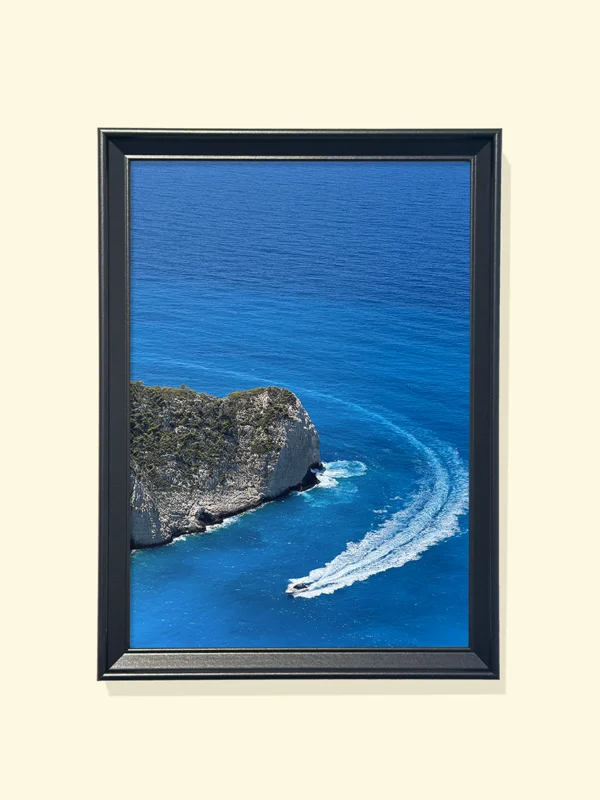 tablou cu mare albastră în ramă neagră