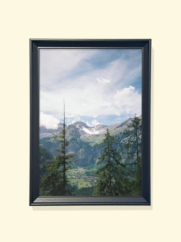 Print foto pe film, peisaj alpin în ramă neagră pentru decor Between Pines and Peaks