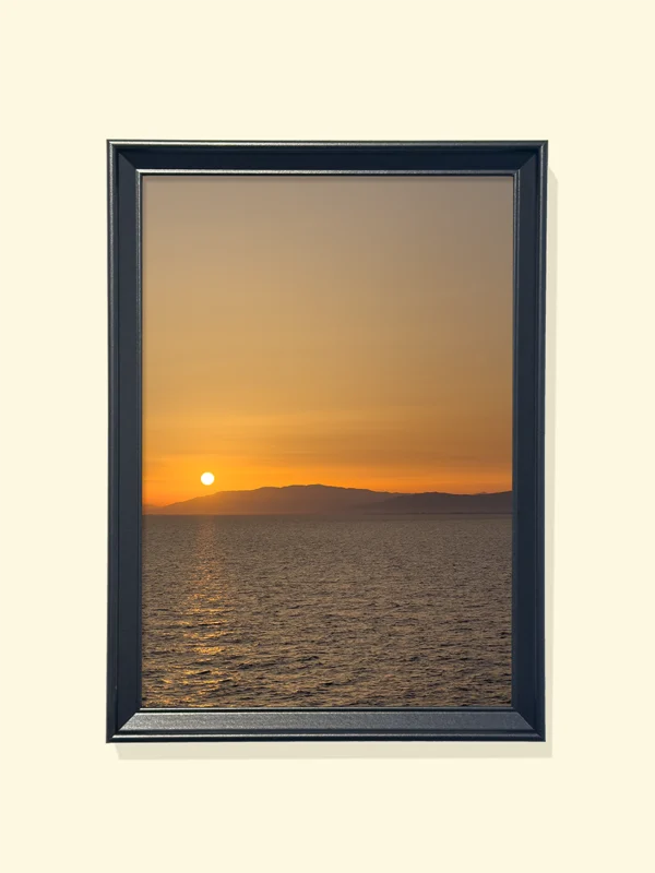 Print fotografic cu răsărit pe mare în Grecia, montat în ramă neagră