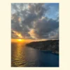 Tablou cu apus pe mare în Grecia, cu lumină aurie reflectată pe apă