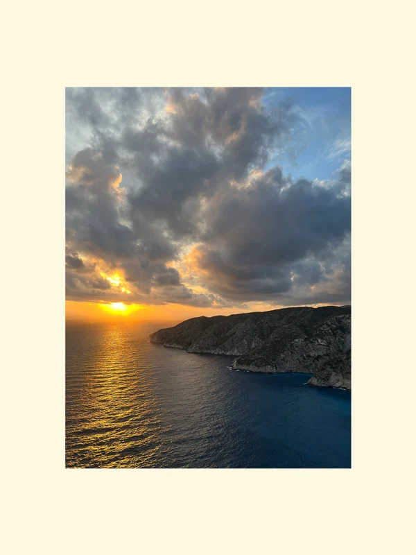 Tablou cu apus pe mare în Grecia, cu lumină aurie reflectată pe apă