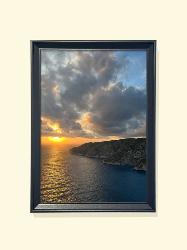 Print fotografic cu apus pe mare în Grecia, montat în ramă neagră