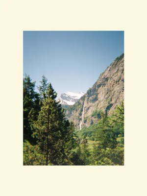 print foto sau canvas The Waterfall Valley, poster fără ramă peisaj de munte