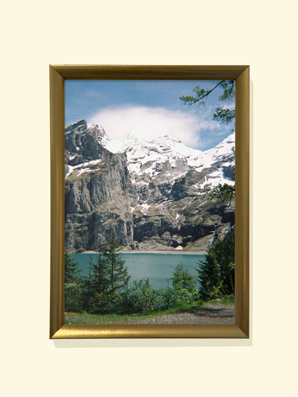 print foto lac montan cu apă turcoaz Still Waters of Oeschinen în ramă aurie