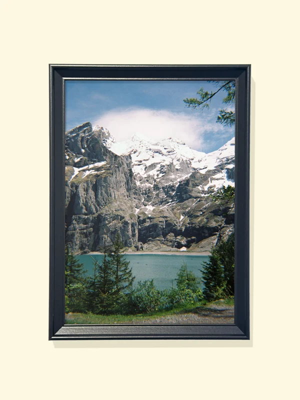 print lac montan cu apă turcoaz Still Waters of Oeschinen în ramă aurie