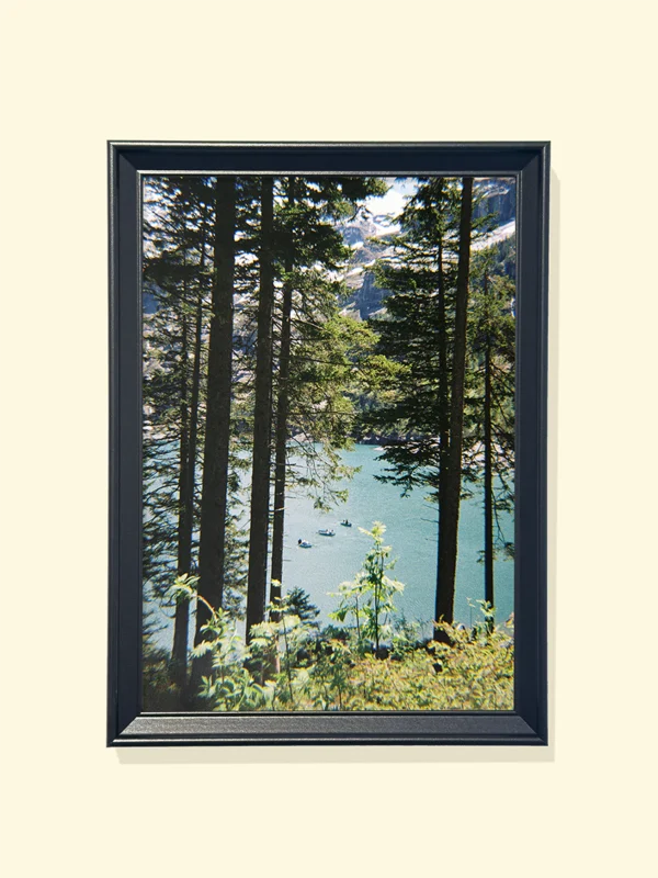 tablou cu ramă neagră peisaj de munte lac Oeschinen Blue in Balance