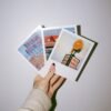 Fotografii tip polaroid lângă perete