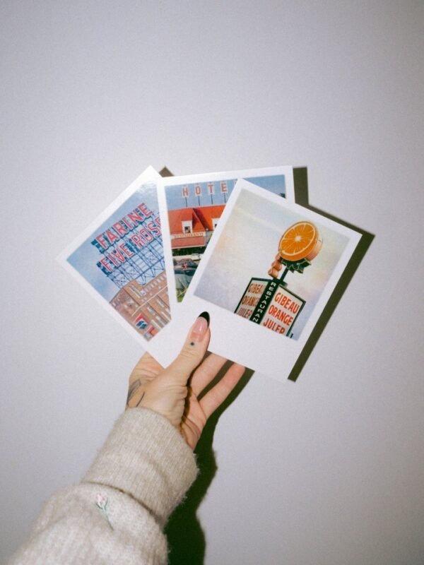 Fotografii tip polaroid lângă perete