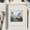 fotografie tip instant lipită într-un jurnal
