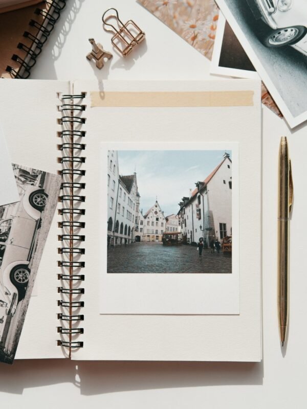 fotografie tip instant lipită într-un jurnal