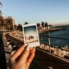 poză mică personalizată tip Instax ținută în mână