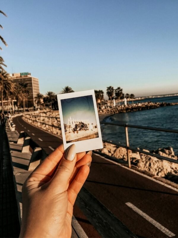 poză mică personalizată tip Instax ținută în mână