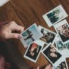 fotografii mici personalizate așezate pe masă
