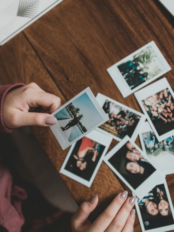 fotografii mici personalizate așezate pe masă