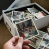 fotografii pătrate personalizate într-o cutie cu amintiri