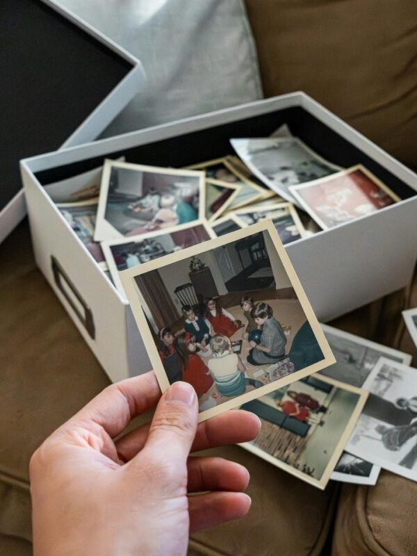 fotografii pătrate personalizate într-o cutie cu amintiri