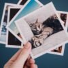 fotografie pătrată personalizată ținută în mână