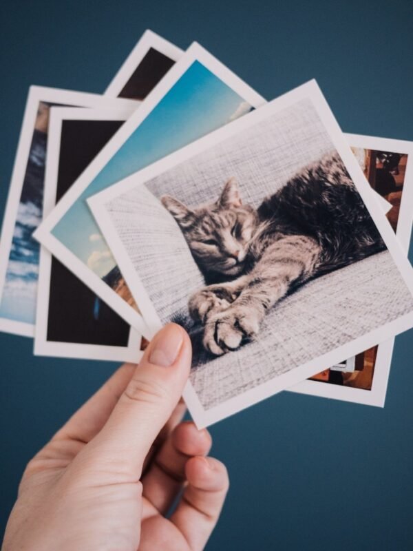 fotografie pătrată personalizată ținută în mână