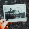 fotografie polaroid tip instant lată ținută în mână