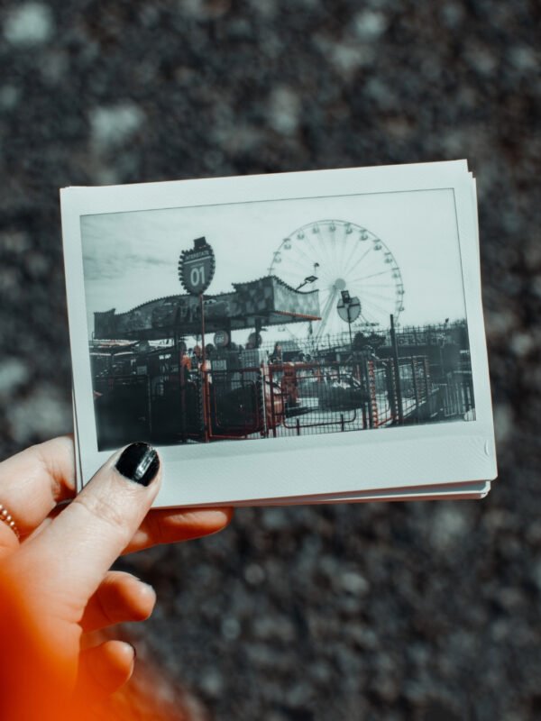 fotografie polaroid tip instant lată ținută în mână
